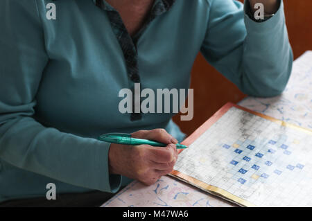 Ältere Frauen Kreuzworträtsel lösen Stockfoto