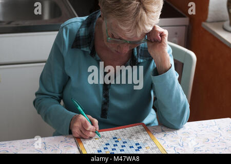 Ältere Frauen Kreuzworträtsel lösen Stockfoto