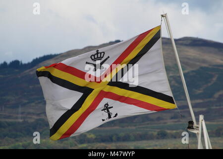 Der fähnrich der Belgischen Marine, Fliegen von der Fregatte Louise-Marie BNS (F 931), da sie Pässe Greenock bei Ihrer Ankunft für Übung gemeinsame Krieger 17-2 Stockfoto