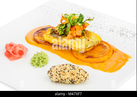 Kabeljau Filet in Tom Yam Sauce gebraten in Scheiben Stockfoto