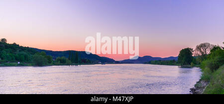 Sonnenuntergang mit wunderbaren Farben auf dem Rhein Stockfoto