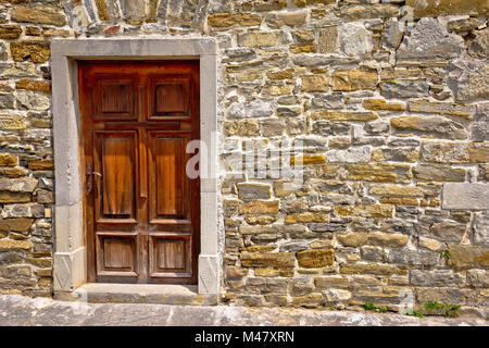 Mediterranen Stil Holztür auf stein Wand Stockfoto