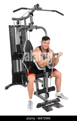 Hübscher junger Mann dabei seitliche Pulldown-Training isoliert auf weiss Stockfoto