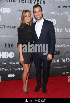 Justin Theroux und Jennifer Aniston besuchen "Die Reste" Premiere an der NYU Skirball Center am 23. Juni 2014 in New York City. Stockfoto