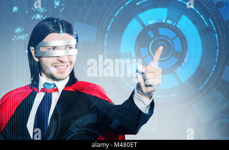 Mann, die virtuellen Tasten in futuristisches Konzept Stockfoto
