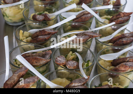 Kartoffelsalat mit Bratwurst in Gläsern Stockfoto