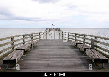 Auf den Pier am Schoenberger Strand Ostsee Deutschland Stockfoto