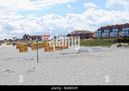 Schoenberger Strand mit Strandliegen Ostsee Deutschland Stockfoto
