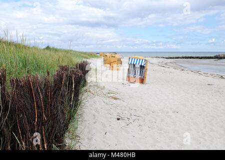 Schoenberger Strand mit Strandliegen Ostsee Deutschland Stockfoto