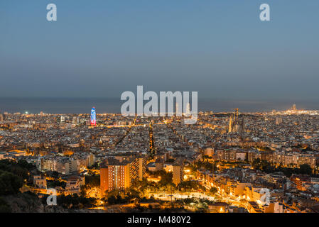 Barcelona bei Nacht aus dem Parc del Guinardó gesehen Stockfoto