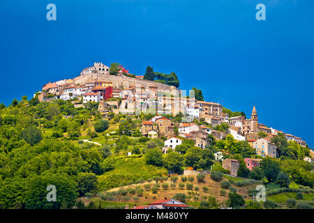 Stadt Motovun auf malerischen Hügel Stockfoto