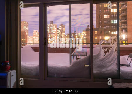 Terrasse mit Schnee bedeckt Stockfoto