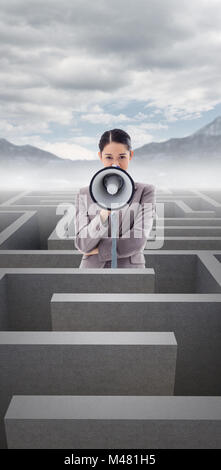 Zusammengesetztes Bild des Porträts eine Geschäftsfrau mit einem Megaphon Stockfoto