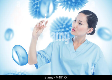 Zusammengesetztes Bild von Ernst Arzt hält eine Spritze im Krankenhaus Stockfoto