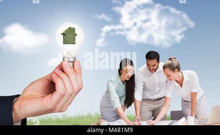 Zusammengesetztes Bild des Architektur Teams arbeiten zusammen an der Rezeption Stockfoto