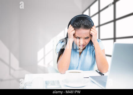 Zusammengesetztes Bild der gestresste Geschäftsfrau arbeiten an ihrem Schreibtisch Stockfoto