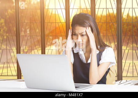 Zusammengesetztes Bild der nervösen Geschäftsfrau mit einem laptop Stockfoto