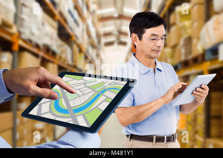 Zusammengesetztes Bild des Mannes mit TabletPC Stockfoto