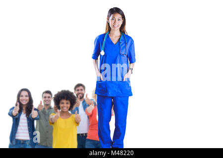 Zusammengesetztes Bild asiatische Krankenschwester mit Händen in Tasche Stockfoto