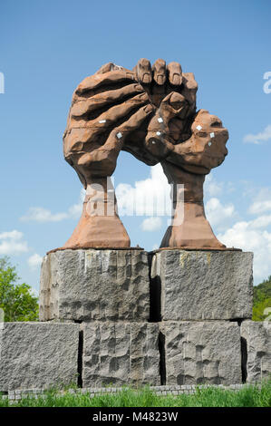 Memorial Skulptur sterben Wolbung der Hande (die Krümmung der Hände) von 1995 von Jose Castell auf der Westseite der deutschen Seite der ehemaligen DDR (Grenzubergangss Stockfoto