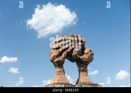 Memorial Skulptur sterben Wolbung der Hande (die Krümmung der Hände) von 1995 von Jose Castell auf der Westseite der deutschen Seite der ehemaligen DDR (Grenzubergangss Stockfoto