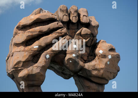 Memorial Skulptur sterben Wolbung der Hande (die Krümmung der Hände) von 1995 von Jose Castell auf der Westseite der deutschen Seite der ehemaligen DDR (Grenzubergangss Stockfoto