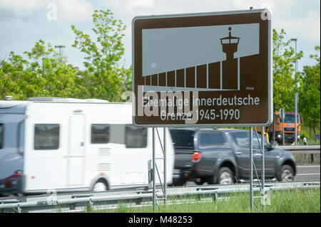 Schild auf der westdeutschen Seite der ehemaligen DDR Grenzubergangsstelle Marienborn (Bö) und Westdeutsche (grenzubergang Helmstedt Marienborn) Grenze cro Stockfoto