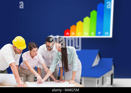 Zusammengesetztes Bild des Architektur Teams arbeiten zusammen an der Rezeption Stockfoto