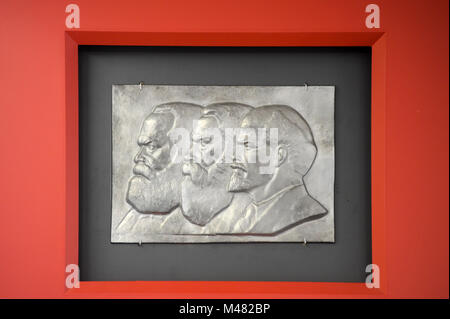 Ausstellung der Porträts von Karl Marx, Friedrich Engels, Lenin, Wladimir Iljitsch Uljanov in einem der Gebäude im ehemaligen Kontrollpunkt von Grenzubergangsstelle Stockfoto