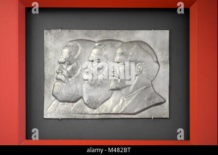 Ausstellung der Porträts von Karl Marx, Friedrich Engels, Lenin, Wladimir Iljitsch Uljanov in einem der Gebäude im ehemaligen Kontrollpunkt von Grenzubergangsstelle Stockfoto