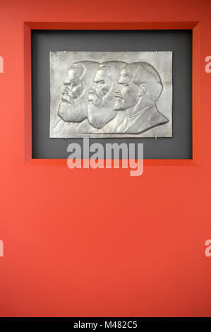 Ausstellung der Porträts von Karl Marx, Friedrich Engels, Lenin, Wladimir Iljitsch Uljanov in einem der Gebäude im ehemaligen Kontrollpunkt von Grenzubergangsstelle Stockfoto
