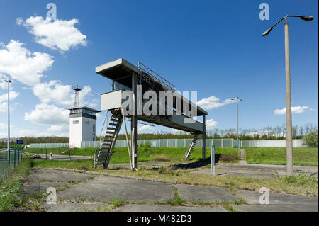Befehl Turm und Beobachtung Brücke mit Bild von DDR-Grenzsoldaten sehen Sie im ehemaligen Kontrollpunkt und Passkontrolle Ständen von Grenzubergangsste Stockfoto