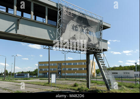 Beobachtung Brücke mit Bild von DDR-Grenzsoldaten sehen Sie im ehemaligen Kontrollpunkt und Passkontrolle Ständen von Grenzubergangsstelle Marienborn GUS Stockfoto