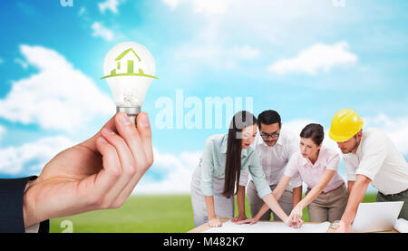 Zusammengesetztes Bild des Architektur Teams arbeiten zusammen an der Rezeption Stockfoto