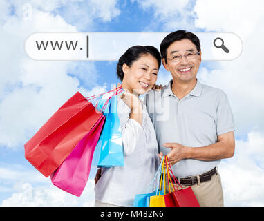 Zusammengesetztes Bild von älteren asiatischen paar mit Einkaufstüten Stockfoto