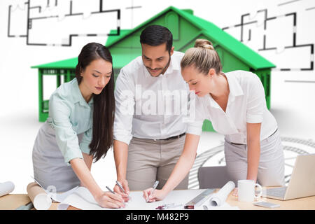 Zusammengesetztes Bild des Architektur Teams arbeiten zusammen an der Rezeption Stockfoto