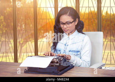 Zusammengesetztes Bild Asiatin Maschineschreiben Stockfoto