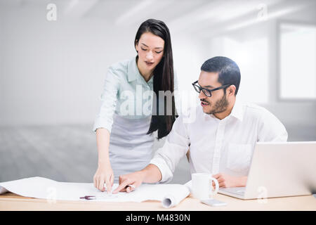 Zusammengesetztes Bild lässig Architektur Teams arbeiten zusammen an der Rezeption Stockfoto