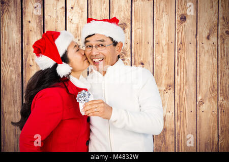 Zusammengesetztes Bild des festlichen älteres paar Austausch von Geschenken Stockfoto