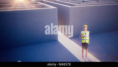 Zusammengesetztes Bild des Architekten Frau mit gelben Helm und Pläne Stockfoto