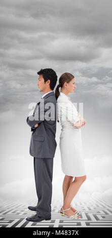 Zusammengesetztes Bild Porträt von Ernst Menschen stehen Rücken an Rücken Stockfoto