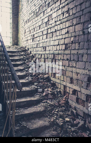 Treppe mit alten Ziegel Wand innerhalb alte Ruine Stockfoto