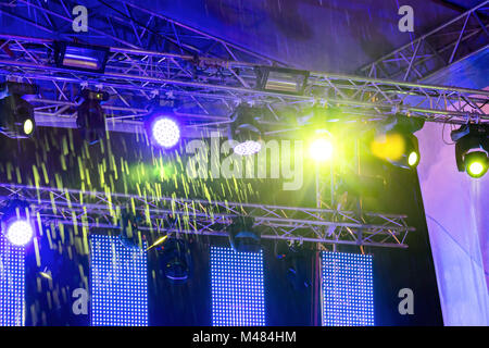 Bunte Bühne Licht mit Regentropfen bei Nacht Stockfoto