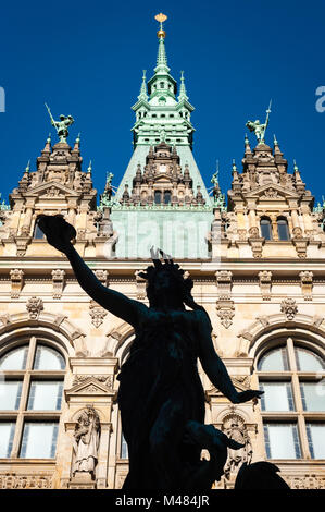 Silhouette der Statue der Hygieia Brunnen im Innenhof des Rathauses von Hamburg bei Tageslicht und blauer Himmel. Stockfoto