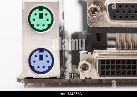 PS/2-Mausanschluss, grün und lila Tastatur PS/2-Schnittstelle auf dem Motherboard Stockfoto