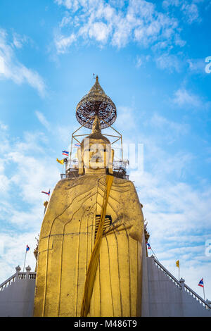 Große stehende Buddha am Wat Intharawihan Tempel, Bangkok Stockfoto