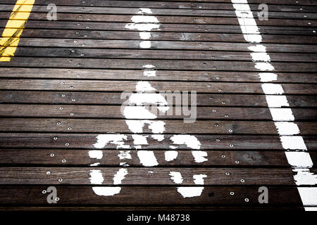 Radweg Schild auf die Planken der Fußgängerzone auf der Brooklyn Bridge. Stockfoto