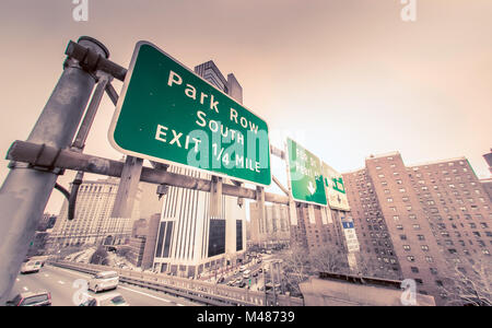Beschilderung Richtung des Verkehrs Verlassen der Brooklyn Bridge in Manhattan. Stockfoto