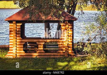 Ein schöner Pavillon auf einem malerischen Ufer des Flusses. Stockfoto