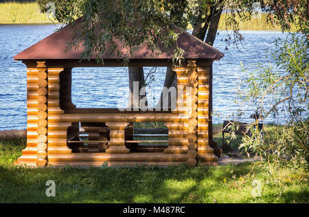 Ein schöner Pavillon auf einem malerischen Ufer des Flusses. Stockfoto